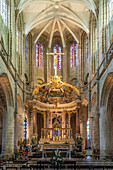 Innenraum der Basilika Saint-Sauveur in Dinan, Bretagne, Frankreich 