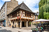Fachwerk in der historischen Altstadt von Dinan, Bretagne, Frankreich 