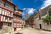 Fachwerkhäuser und die Basilika Notre-Dame-du-Roncier in der Altstadt von Josselin, Bretagne, Frankreich