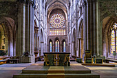 Innenraum, Altar und Rosettenfenster der Kathedrale St Vincent, Saint Malo, Bretagne, Frankreich 