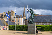 Statue des  Kaperer Robert Surcouf vor der Altstadt mit dem Turm der Kathedrale St Vincent, Saint Malo, Bretagne, Frankreich