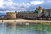 Stadtmauer und Strand von Saint Malo, Bretagne, Frankreich 