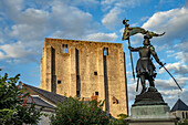 Statue der Jeanne d'Arc und der Festungsbau Donjon in Beaugency, Loiretal, Frankreich
