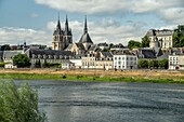 Stadtansicht mit der Kirche Saint-Nicolas und der Loire in Blois, Frankreich 