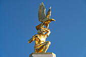 Goldene Statue eines Amerikanischen Ureinwohners mit Adler auf dem Tours American Monument Brunnen, Tours, Loiretal, Frankreich