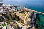 Festung und Hafen von Kyrenia oder Girne aus der Luft, Türkische Republik Nordzypern, Europa