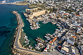 Festung und Hafen von Kyrenia oder Girne aus der Luft, Türkische Republik Nordzypern, Europa 