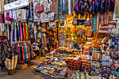 Stand mit Stoffen und Souvenirs,  Markthalle Bandabulya Municipal Market in Nord-Nikosia oder Lefkosa, Türkische Republik Nordzypern, Europa