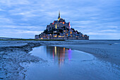 Der Klosterberg Mont Saint-Michel in der Abenddämmerung, Le Mont-Saint-Michel, Normandie, Frankreich