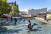 Der Fasnachts-Brunnen oder Tinguely-Brunnen und das Theater auf dem Theaterplatz in Basel, Schweiz, Europa