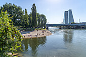 Badeplatz am Strand des Rhein und der Roche-Turm oder Roche Tower in Basel, Schweiz, Europa