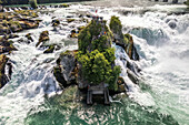Besucher auf dem Felsen im Wasserfall Rheinfall, Neuhausen am Rheinfall, Schweiz, Europa \n