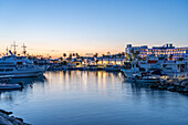 Fischerboote und Ausflugsboote im Hafen von Agia Napa in der Abenddämmerung, Zypern, Europa