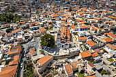 Stadtansicht Pano Lefkara mit der Kirche Timiou Stavrou aus der Luft gesehen, Zypern, Europa