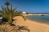 Strand Kalamies Beach und die Kirche St.Nicholas, Pernera, Zypern, Europa