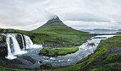 Kirkjufellsfoss-Wasserfall bei Kirkjufell in Island