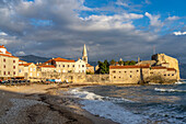 Stadtstrand Plaža Ricardova Glava und die Altstadt von Budva, Montenegro, Europa  