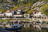 Ausflugsboote am Fluss Crnojevic in Rijeka Crnojevica, Montenegro, Europa 