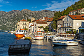 Der kleine Hafen von Perast, Montenegro, Europa  
