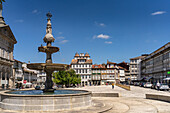 Brunnen auf dem Platz Largo do Toural, Guimaraes, Portugal, Europa  