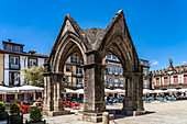 Gotisches Monument Padrão do Salado auf dem Platz Largo da Oliveira in Guimaraes, Portugal, Europa