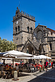 Restaurants auf dem Platz Largo da Oliveira und die Kirche Igreja de Nossa Senhora da Oliveira, Guimaraes, Portugal, Europa  