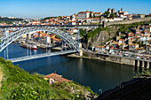 Brücke Ponte Dom Luís I über den Fluss Douro und die Altstadt von Porto, Portugal, Europa   