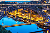Brücke Ponte Dom Luís I über den Fluss Douro und die Altstadt von Porto in der Abenddämmerung, Portugal, Europa   