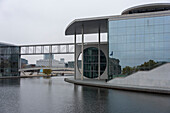 Paul Löbe-Haus und Marie-Elisabeth Lüders-Haus an der Spree, trüber Novembertag, Berlin, Deutschland\n