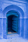 Marokko. Eine traditionelle blaue Tür in der Bergstadt Chefchaouen.