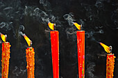 Kerze brennt im Tempel, Hanshan, Xinshi, Provinz Zhejiang, China