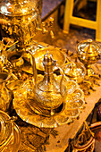 Zentraliran, Shiraz, Bazar-E Vakil Markt, traditionelle Souvenirs aus Metall