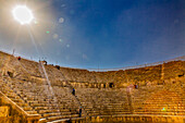 Antikes römisches Amphitheater, South Theatre, Jerash, Jordanien. Jerash kam zwischen 300 v. Chr. und 100 n. Chr. an die Macht und war bis 600 n. Chr. eine Stadt. Erst 1112 n. Chr. von Kreuzfahrern erobert. Berühmtes Handelszentrum. Ursprünglichste römische Stadt im Nahen Osten.
