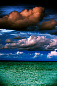 Mittags geschwollene Wolken über dem grünen Ozean (Sulusee) auf den Philippinen
