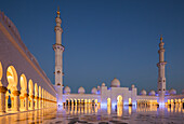 Vereinigte Arabische Emirate, Abu Dhabi. Innenhof der Scheich-Zayid-bin-Sultan-Moschee
