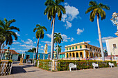 Kuba, Provinz Sancti Spiritus, Trinidad. Plaza voller Palmen.