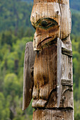 Kanada, British Columbia, Kispiox. Detail des Totempfahls