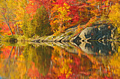 Kanada, Ontario, Simon Lake Park Naturschutzgebiet. Wald und Felsen spiegeln sich im Simon Lake wider