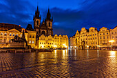 Teynkirche im Morgengrauen auf nassem Kopfsteinpflaster auf dem Altstädter Ring in Prag, Tschechische Republik