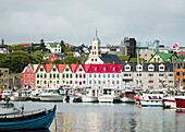 Halbinsel Tinganes mit Altstadt, Regierungsviertel und Westhafen. Torshavn (Thorshavn) die Hauptstadt der Färöer auf der Insel Streymoy im Nordatlantik. Dänemark, Färöer