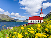 Die Kirche im Dorf Husar auf Kalsoy, im Hintergrund die Insel Bordoy und Klaksvik. Färöer, Dänemark