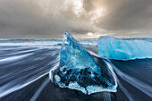 Diamanteisbrocken von kalbenden Eisbergen am schwarzen Sandstrand von Jokulsarlon in Südisland