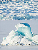 Gletscher Fjallsjoekull und gefrorener Gletschersee Fjallsarlon im Vatnajökull-Nationalpark im Winter. Island.