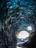 Eishöhle am Nordufer der Gletscherlagune Jokulsarlon im Gletscher Breidamerkurjokull im Vatnajökull-Nationalpark. Nordeuropa, Island.