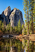USA, Kalifornien, Yosemite Nationalpark, Cathedral Rocks und der Merced River