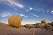 USA, Kalifornien, Joshua-Tree-Nationalpark. Felsige Landschaft bei Sonnenuntergang