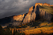 USA, Colorado, Gunnison National Forest. Die Felsformation der Schlösser an einem stürmischen Herbstsonnenaufgang