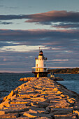USA, Maine, Portland, Spring Point Ledge Lighthouse, Sonnenuntergang