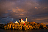 USA, Maine, York Beach, Nubble Light Lighthouse mit Weihnachtsschmuck, Sonnenuntergang