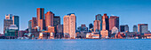 USA, New England, Massachusetts, Boston, Skyline der Stadt vom Hafen von Boston, Dämmerung
